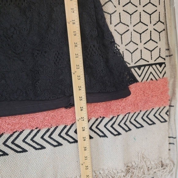 WHITE HOUSE BLACK MARKET LACE OVERLAY COLD SHOULDER BLACK BLOUSE, SZ MEDIUM - Picture 13 of 13